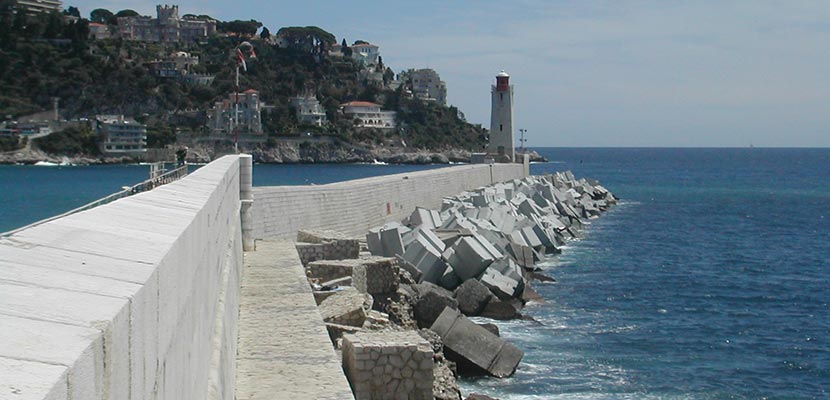 Digue de Nice – Pose de Blocs Cubiques rainurés