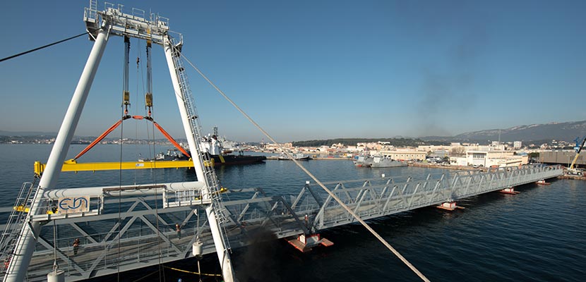 Installation of the footbridges on the Quai Pyrotechnique for BIT, a Bouygues TP subcontract