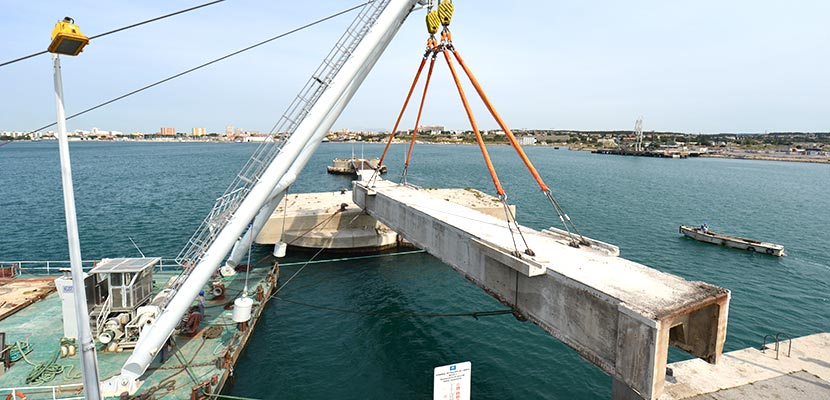 Demolition of the footbridges of the mole 3 of the Lavera oil terminal (derrick with the 200 T footbridges)