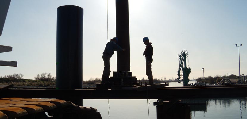 Berthing and mooring dolphins for the extension of a river berth